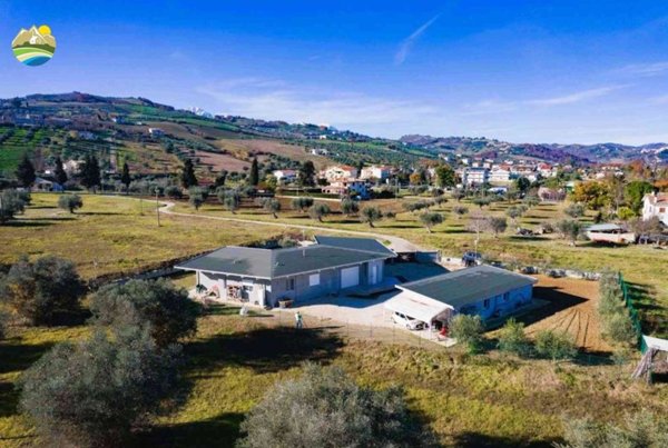 casa indipendente in vendita a Castiglione Messer Raimondo