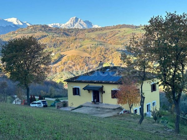 casa indipendente in vendita a Castiglione Messer Raimondo