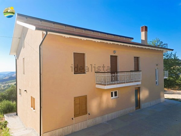 casa indipendente in vendita a Castiglione Messer Raimondo