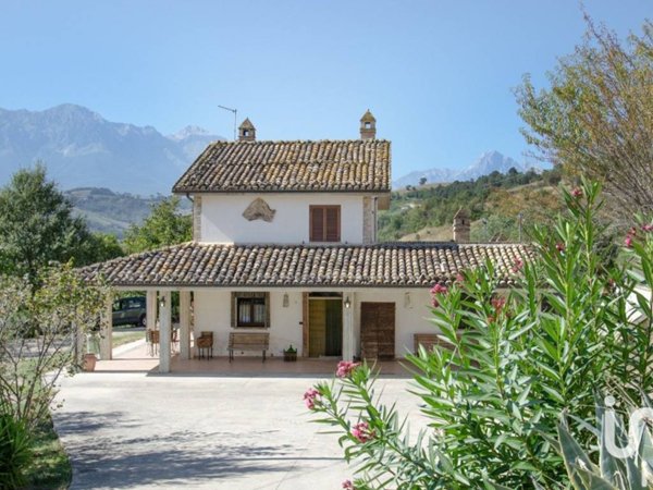 casa indipendente in vendita a Castiglione Messer Raimondo