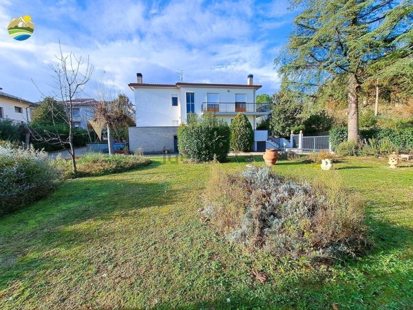 casa indipendente in vendita a Castiglione Messer Raimondo