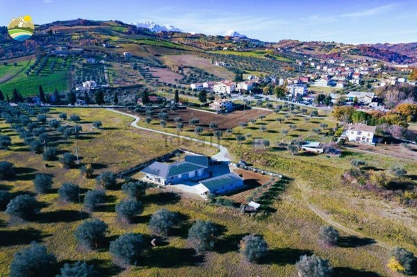 casa indipendente in vendita a Castiglione Messer Raimondo