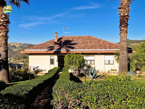 casa indipendente in vendita a Castiglione Messer Raimondo