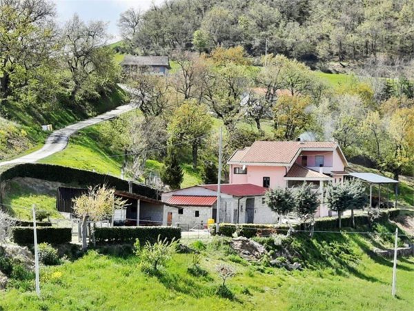 casa indipendente in vendita a Castiglione Messer Raimondo in zona San Giorgio