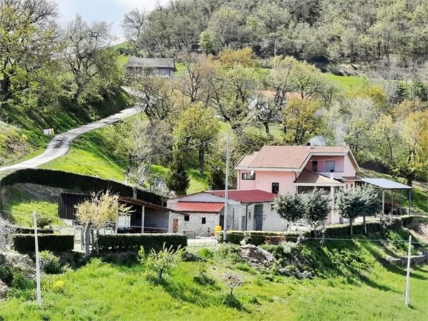 casa indipendente in vendita a Castiglione Messer Raimondo in zona San Giorgio