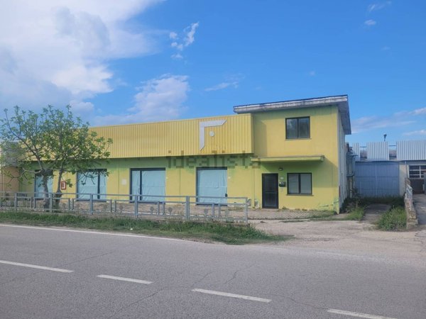 locale commerciale in vendita a Castiglione Messer Raimondo