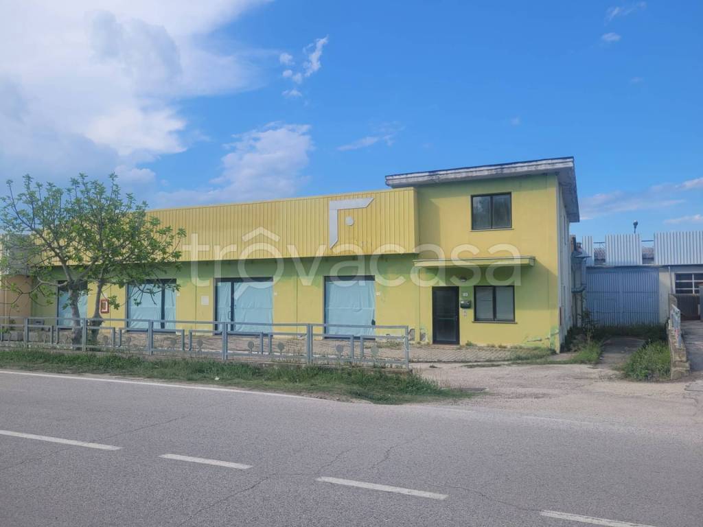 locale commerciale in vendita a Castiglione Messer Raimondo in zona Cesi