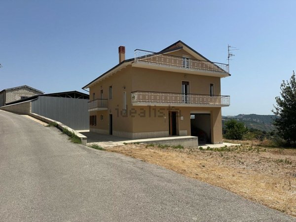 pentavano in vendita a Castiglione Messer Raimondo