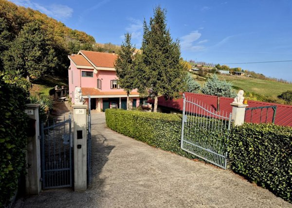 casa indipendente in vendita a Castiglione Messer Raimondo in zona San Giorgio