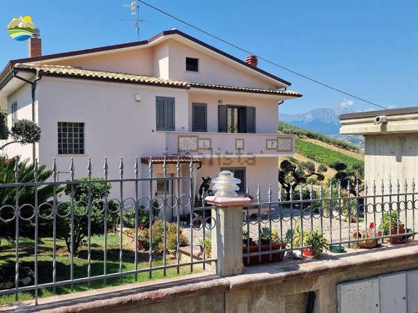 casa indipendente in vendita a Castilenti