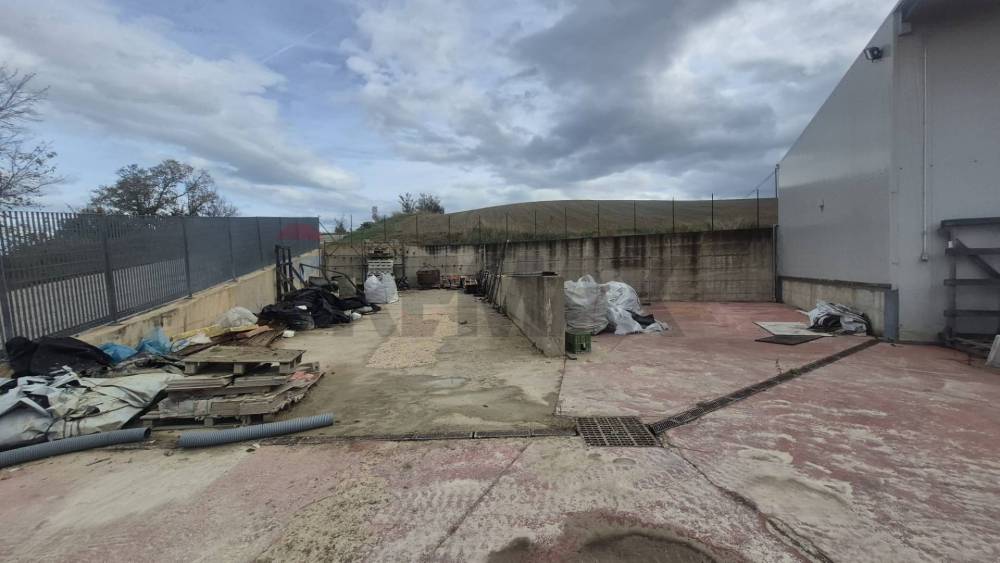 locale commerciale in vendita a Castilenti