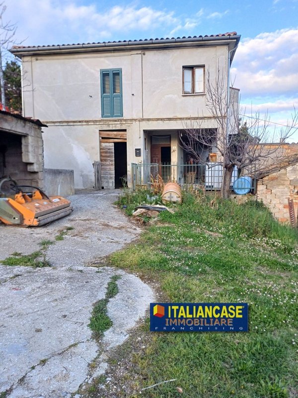 casa indipendente in vendita a Castilenti in zona Villa San Romualdo