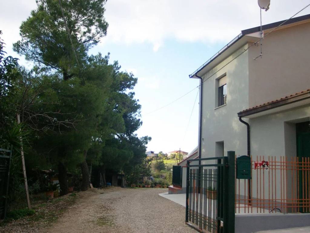 casa indipendente in vendita a Cellino Attanasio