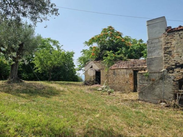 terreno agricolo in vendita a Cellino Attanasio in zona Monteverde