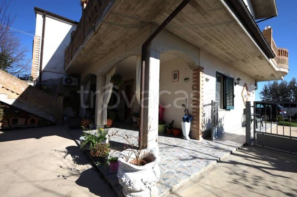 casa indipendente in vendita a Cellino Attanasio in zona Scorrano