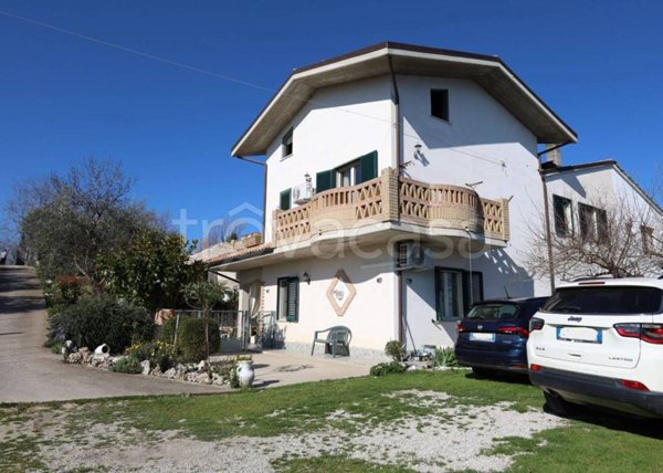casa indipendente in vendita a Cellino Attanasio in zona Scorrano