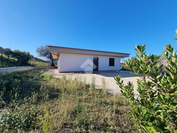 casa indipendente in vendita a Cellino Attanasio in zona Feudi