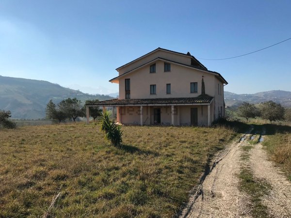 casale in vendita a Cellino Attanasio