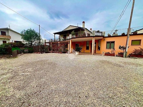 negozio in vendita a Cellino Attanasio