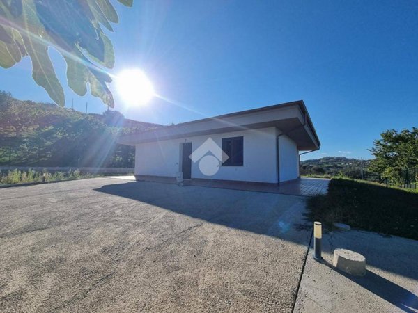 casa indipendente in vendita a Cellino Attanasio in zona Feudi