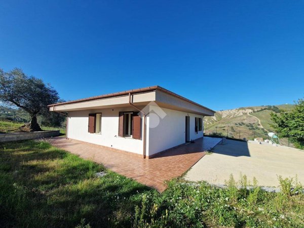 casa indipendente in vendita a Cellino Attanasio in zona Feudi