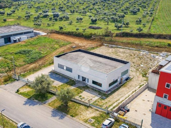 locale commerciale in vendita a Cellino Attanasio in zona Stampalone