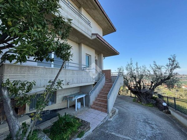 casa semindipendente in vendita a Cellino Attanasio