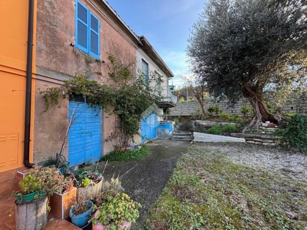 casa indipendente in vendita a Cellino Attanasio in zona Artemisio