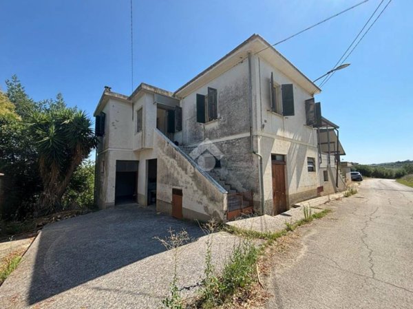 casa indipendente in vendita a Cellino Attanasio in zona Artemisio