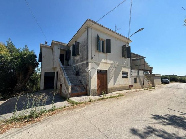 casa indipendente in vendita a Cellino Attanasio in zona Artemisio