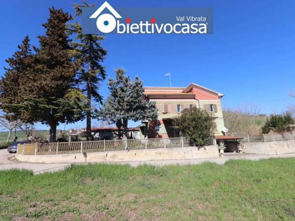 casa indipendente in vendita a Civitella del Tronto