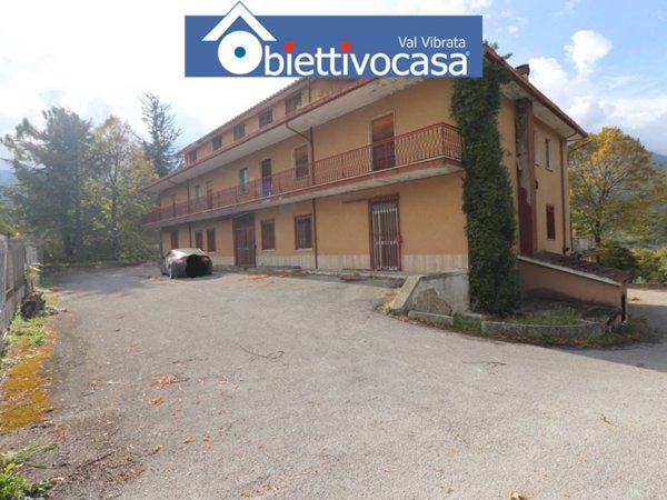 intera palazzina in vendita a Civitella del Tronto