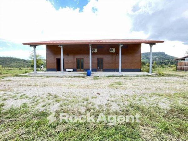 locale commerciale in vendita a Civitella del Tronto