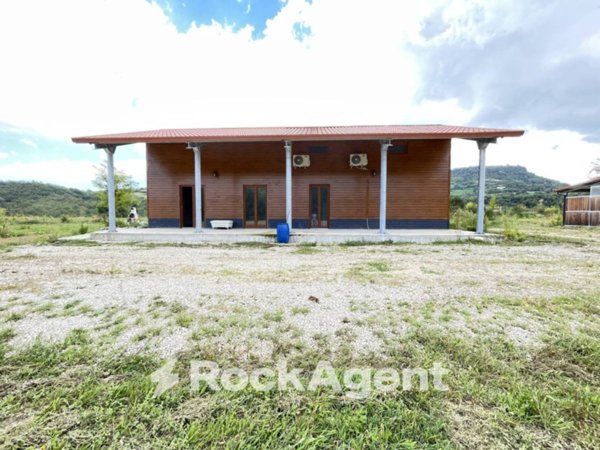 locale commerciale in vendita a Civitella del Tronto