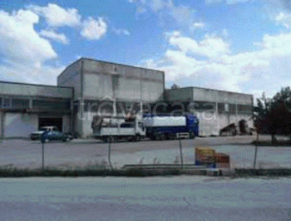 locale commerciale in vendita a Civitella del Tronto