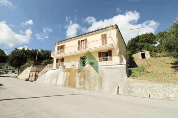 casa indipendente in vendita a Civitella del Tronto