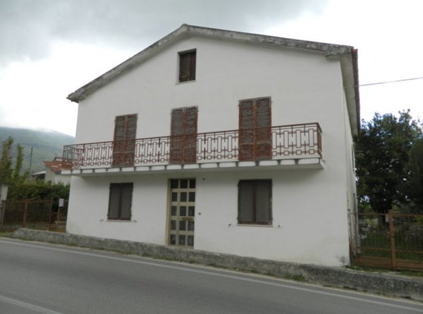 casa indipendente in vendita a Civitella del Tronto