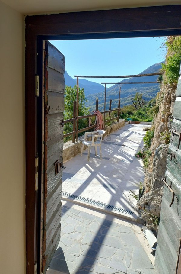 casa indipendente in vendita a Civitella del Tronto