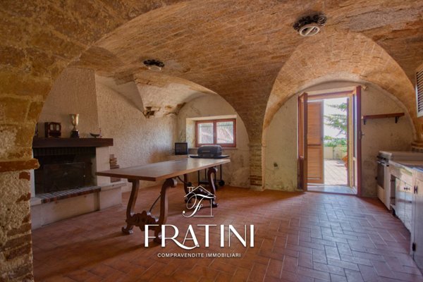 intera palazzina in vendita a Civitella del Tronto