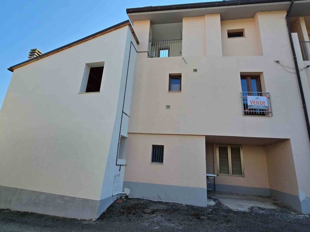 casa indipendente in vendita a Colledara