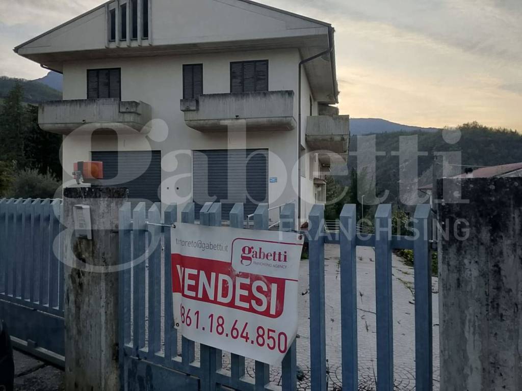 locale commerciale in vendita a Colledara in zona Ornano Grande