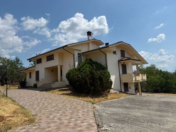 casa indipendente in vendita a Colledara in zona Vico
