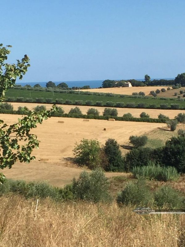 terreno edificabile in vendita a Colonnella in zona Vibrata