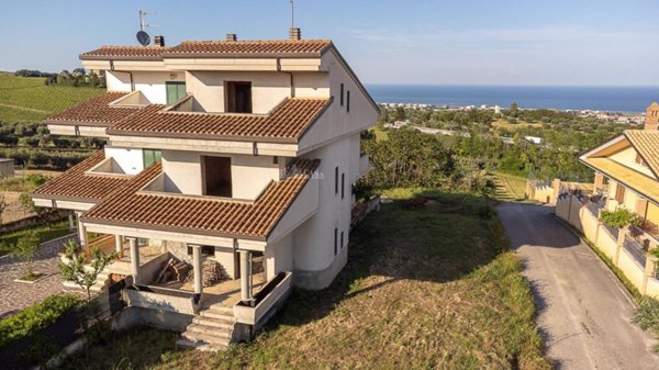 casa indipendente in vendita a Colonnella in zona Civita
