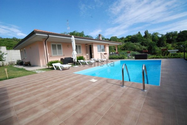 casa indipendente in vendita a Colonnella