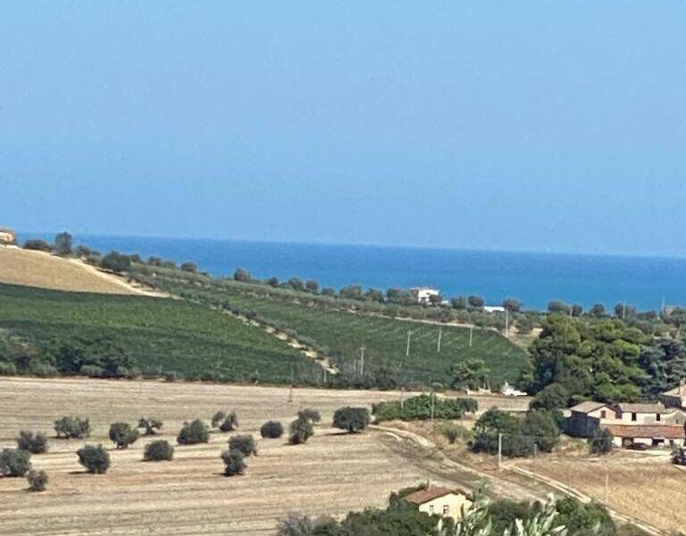terreno edificabile in vendita a Colonnella in zona Vibrata