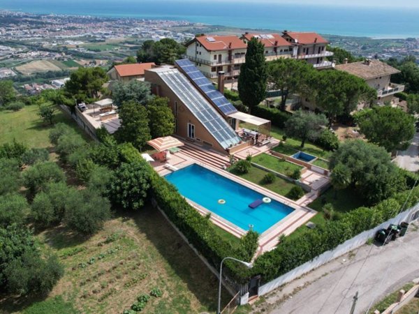casa indipendente in vendita a Colonnella