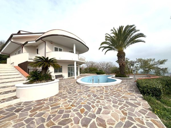 casa indipendente in vendita a Colonnella