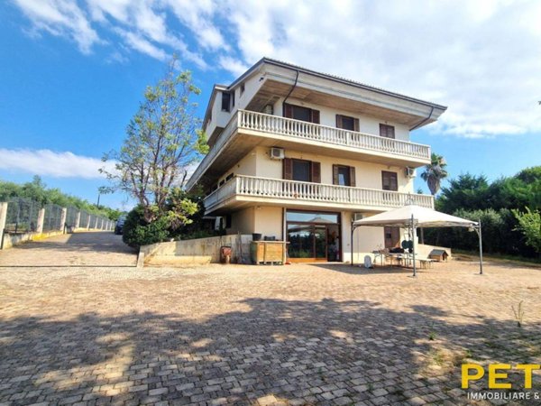 casa indipendente in vendita a Colonnella
