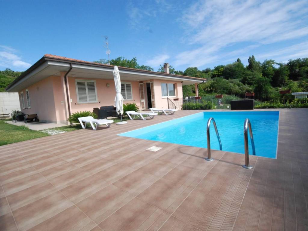 casa indipendente in vendita a Colonnella